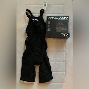 NWT TYR avictor prelude tech suit size 23 black